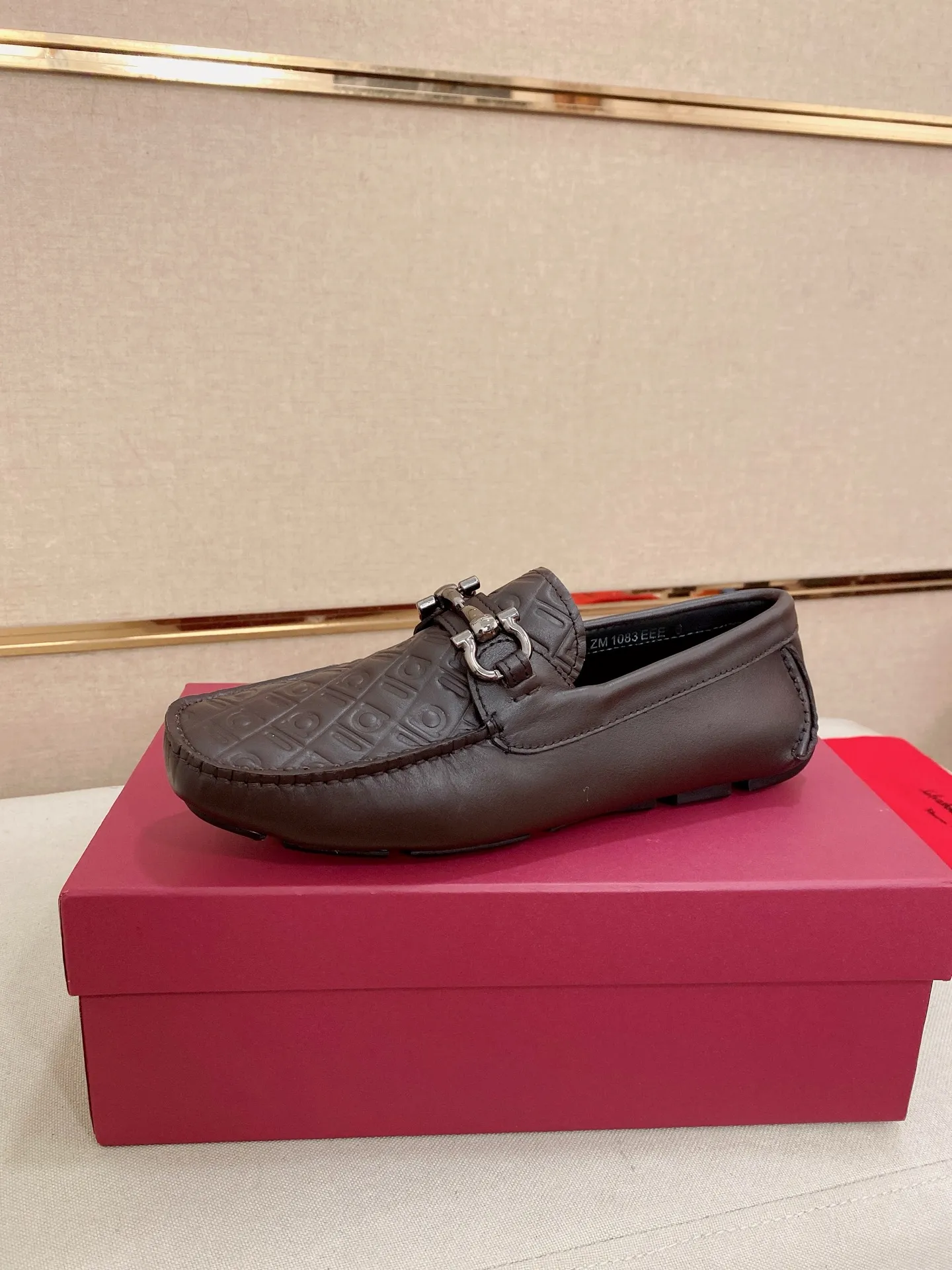 Men's shoes💰: 560💰High-end quality! Ferragamo🆕🆕Exclusive hot-selling products in stock🔥🔥New products on the shelves, high-quality Ferragamo men's pea shoes, high-end casual driving shoes, with complete packaging! 💪 💪 Material: imported cowhide 🐂 + imported high-quality water-dyed cowhide lining + wear-resistant outsole 👍🏻👍🏻 Features: high-end and comfortable, purely handmade 🚀 🚀 Create the perfect shoes that suit you best 🔥 🔥 Size: (38-44) 45 standard size can be customized!